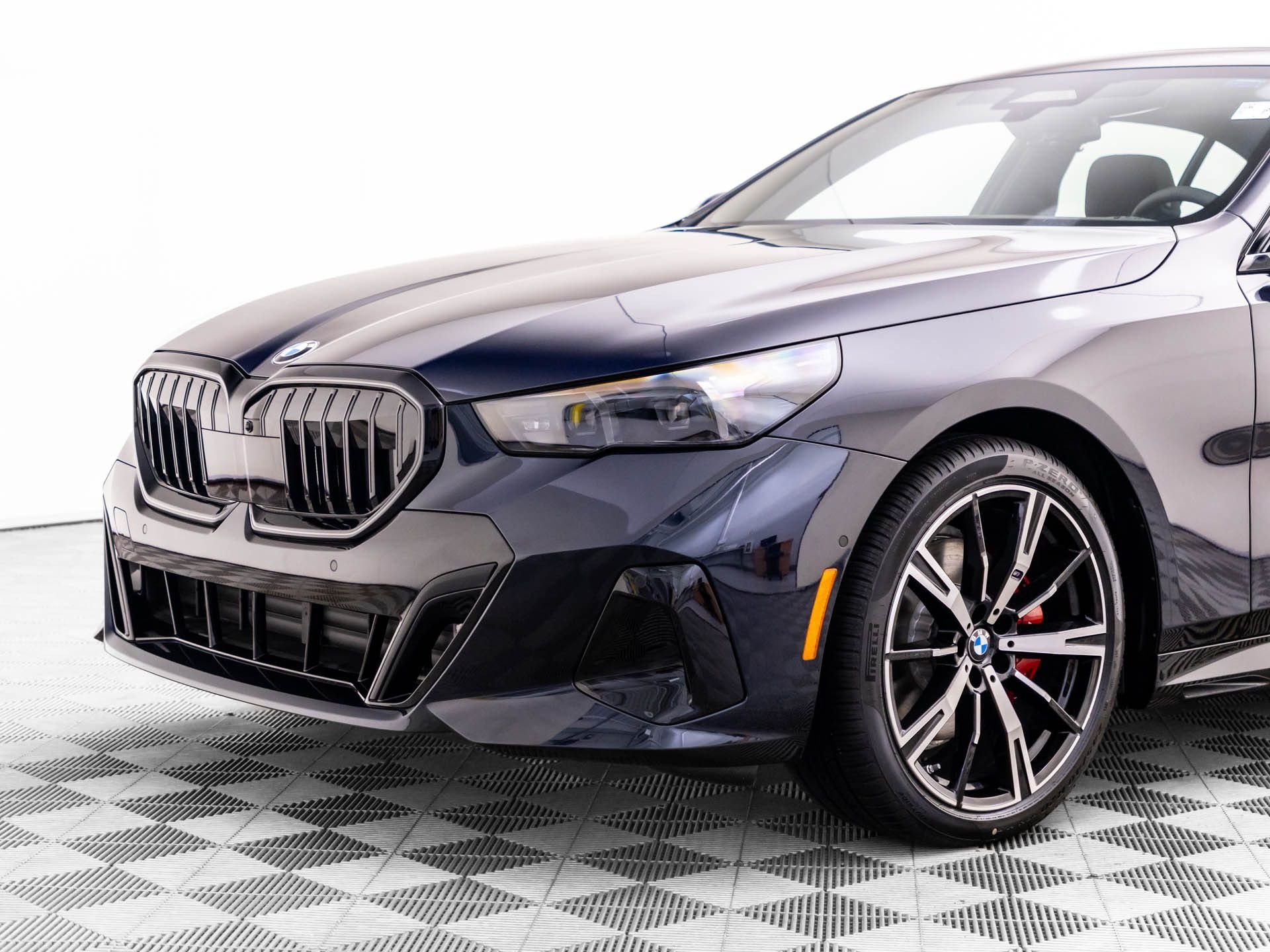 New 2027 Carbon Black Metallic BMW 530i xDrive image 34