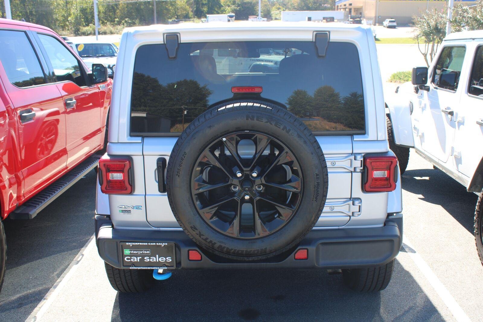 Used 2024 Silver Zynith Clearcoat Jeep Sahara image 7
