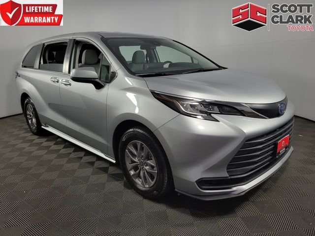 2022 Toyota Sienna LE