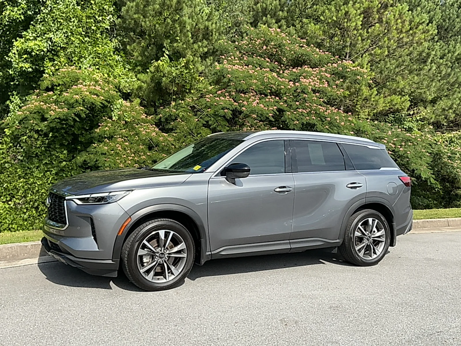 Used 2025 Harbor Gray INFINITI LUXE image 4