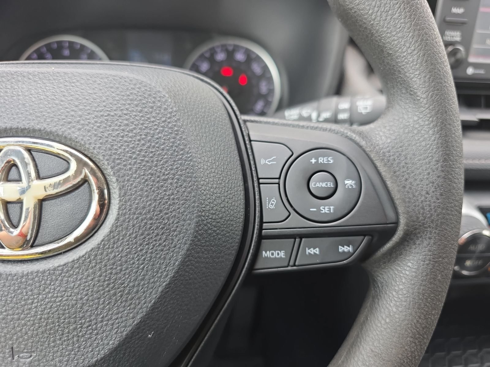 Used 2022 White Toyota XLE image 18