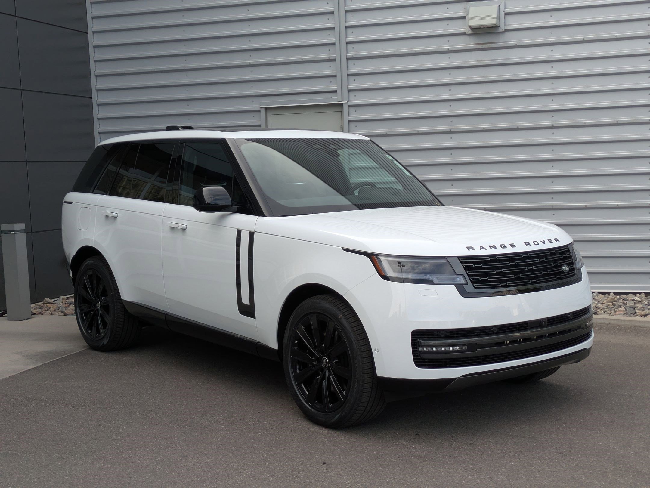 New 2025 Fuji White Land Rover SE image 8
