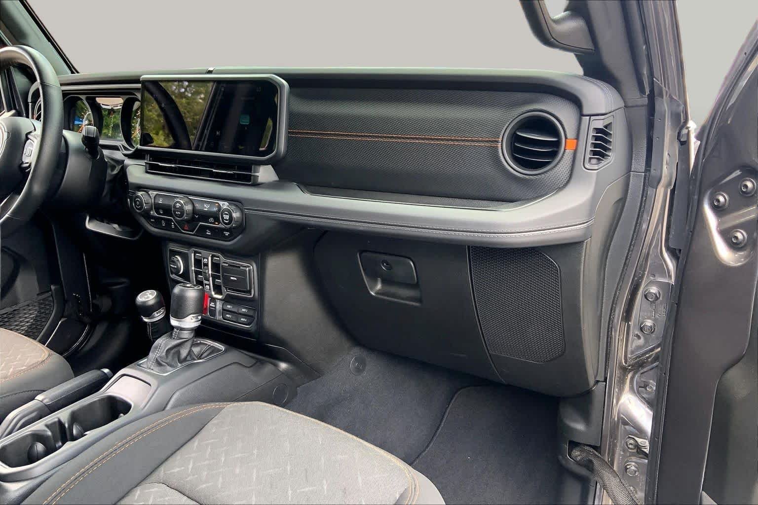 Used 2025 Granite Crystal Metallic Clearcoat Jeep Mojave image 19