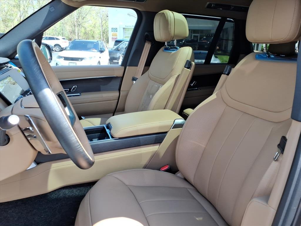 New 2026 Charente Grey LAND ROVER SE image 9