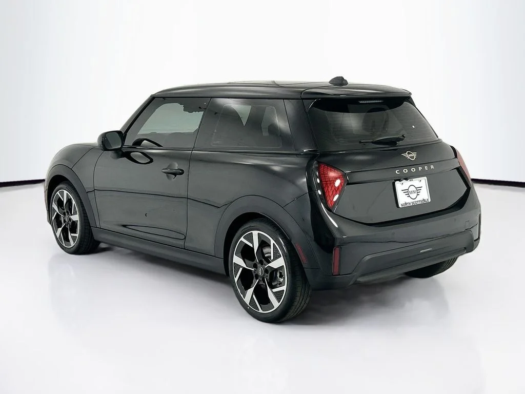 New 2026 Midnight Black II Metallic MINI Signature Plus image 7