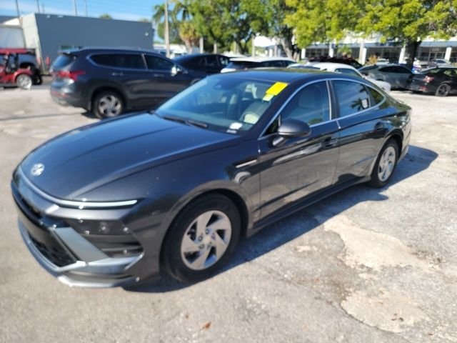 Certified Used 2025 Gray Hyundai SE image 2