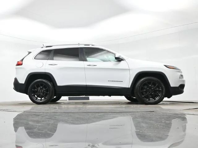 Used 2018 Bright White Clearcoat Jeep Latitude Plus image 31