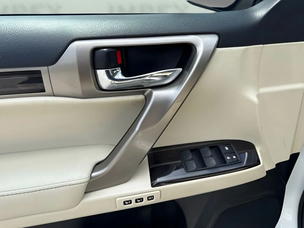 Used 2021 White Lexus 460 image 21