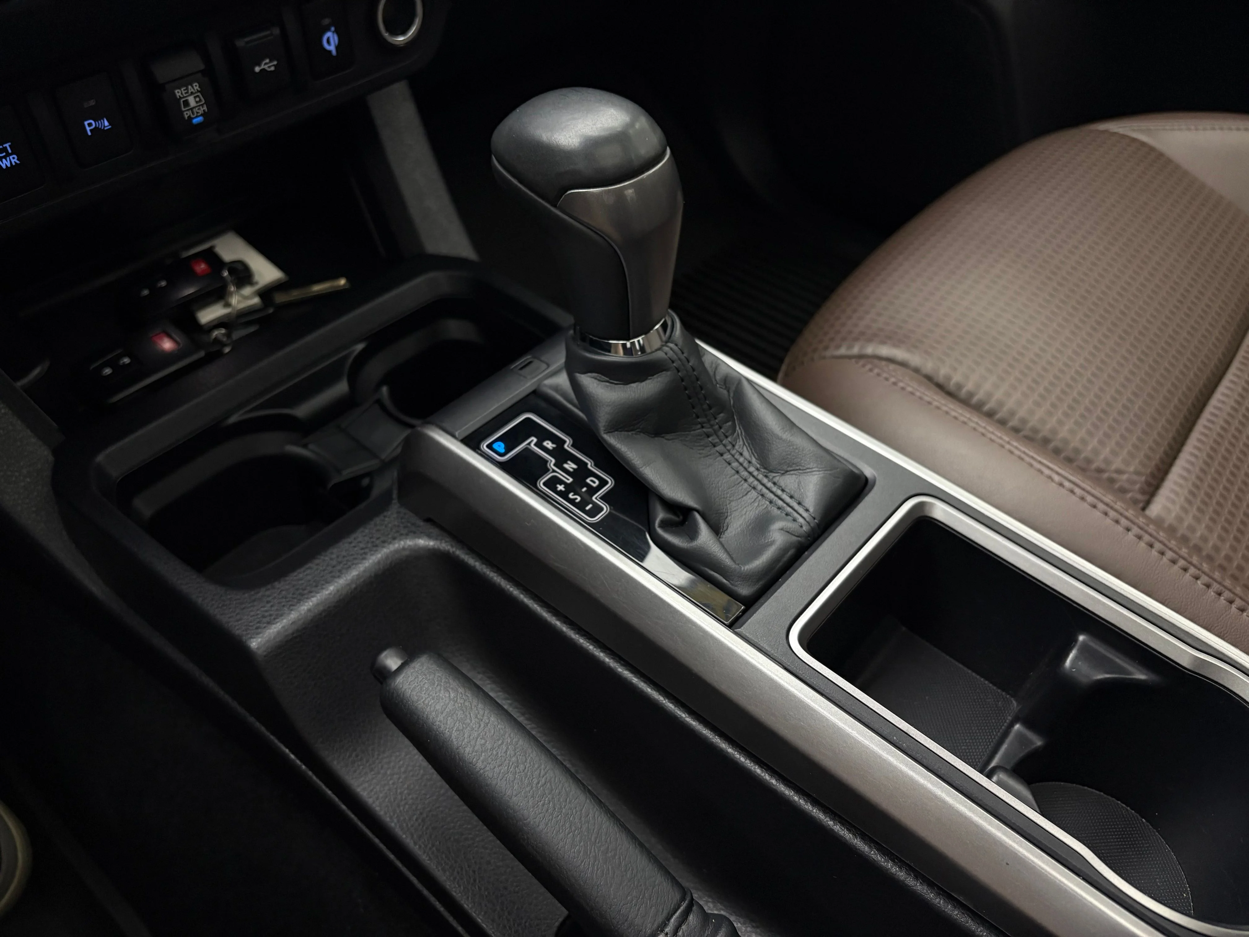 Used 2023 Ice Toyota Limited image 30
