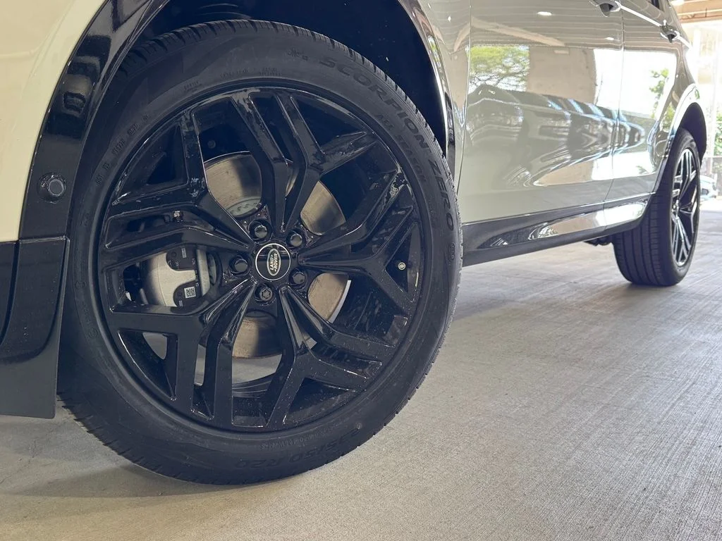New 2026 Fuji White Land Rover Landmark image 2