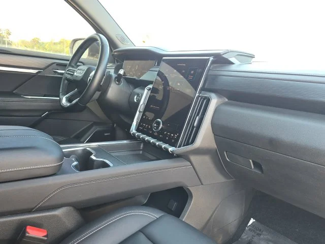 Used 2024 White GMC Elevation image 24