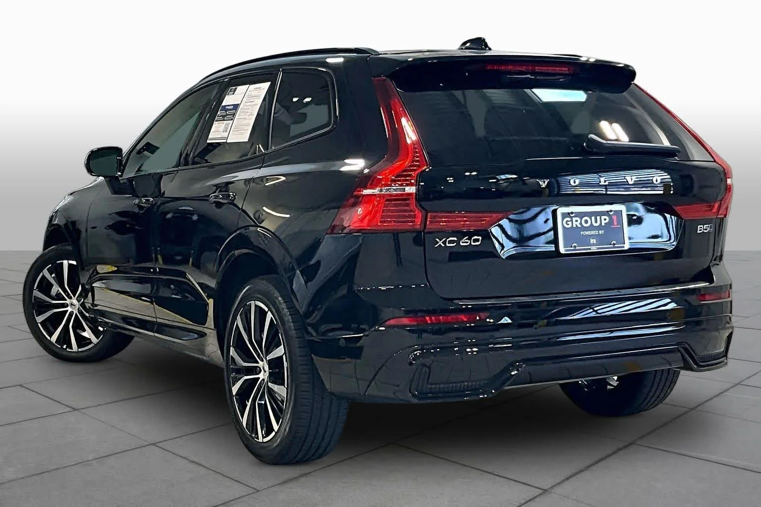 Used 2024 Onyx Black Metallic Volvo Plus Dark Theme image 12