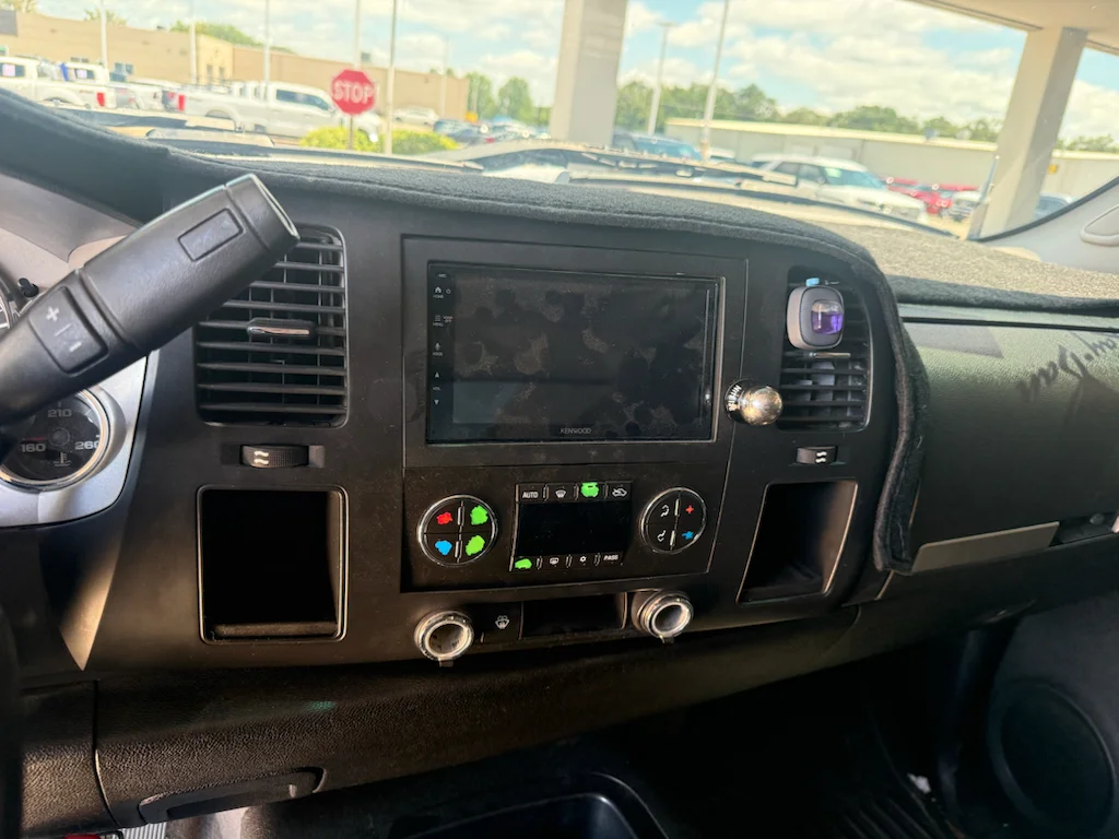 Used 2007 White Chevrolet  image 3