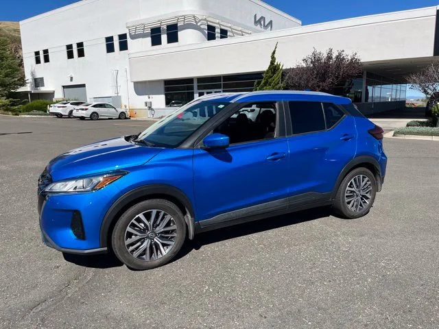 Used 2022 Electric Blue Metallic Nissan SV image 2