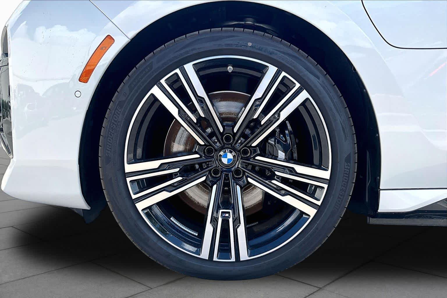 New 2026 Mineral White Metallic BMW 750e xDrive image 11