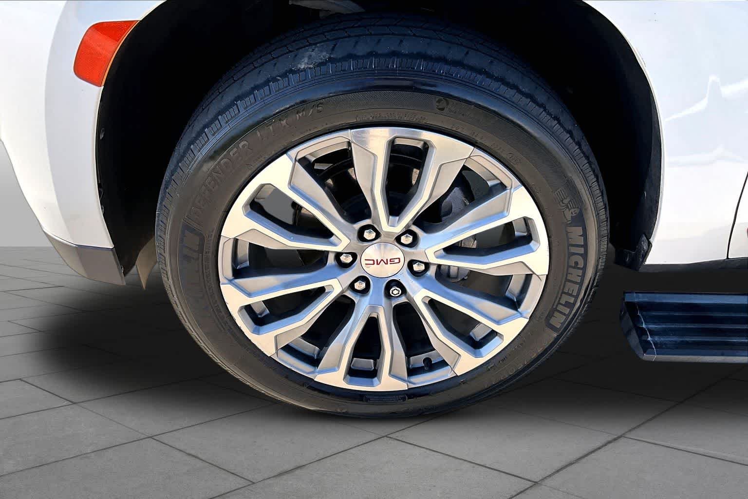 Used 2021 White Frost Tricoat GMC Denali image 10