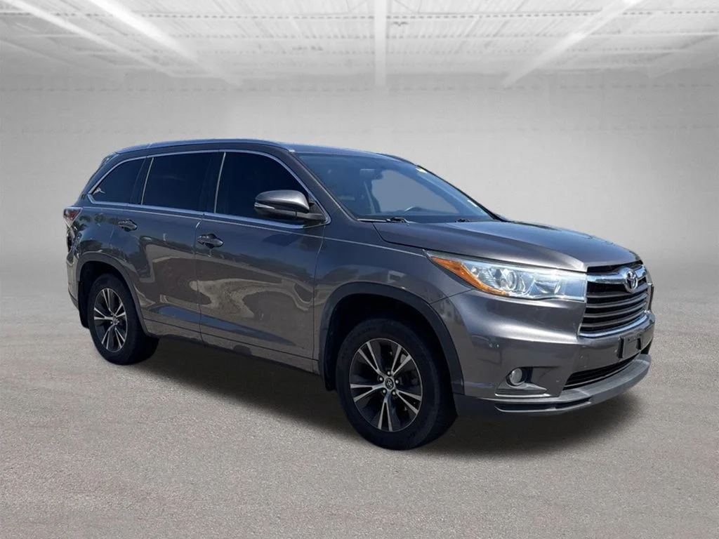 Used 2016 Gray Toyota XLE V6 image 2