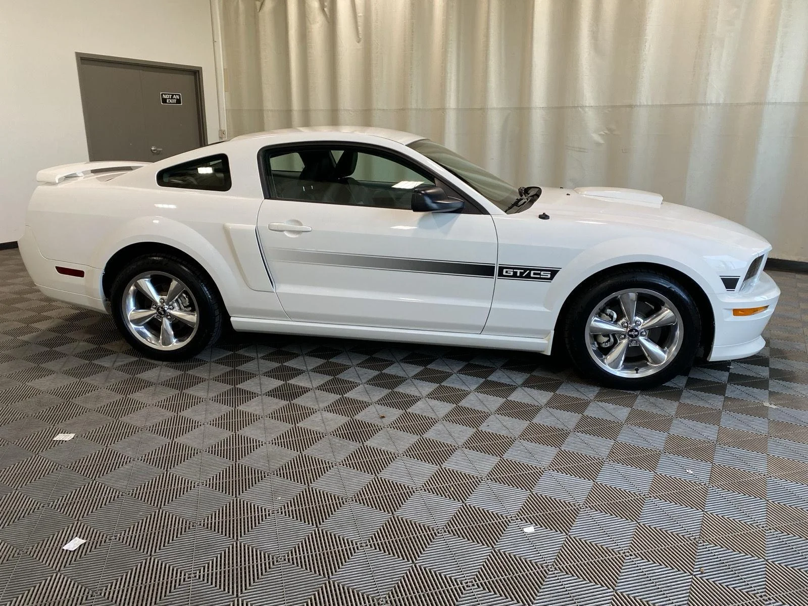 Used 2008 Performance White Clearcoat Ford GT Deluxe image 9