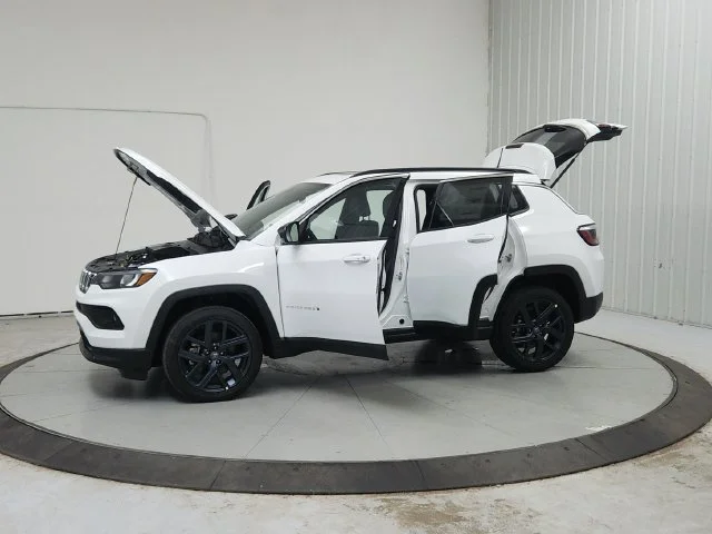New 2026 Bright White Clear-Coat Exterior Paint Jeep Latitude image 13