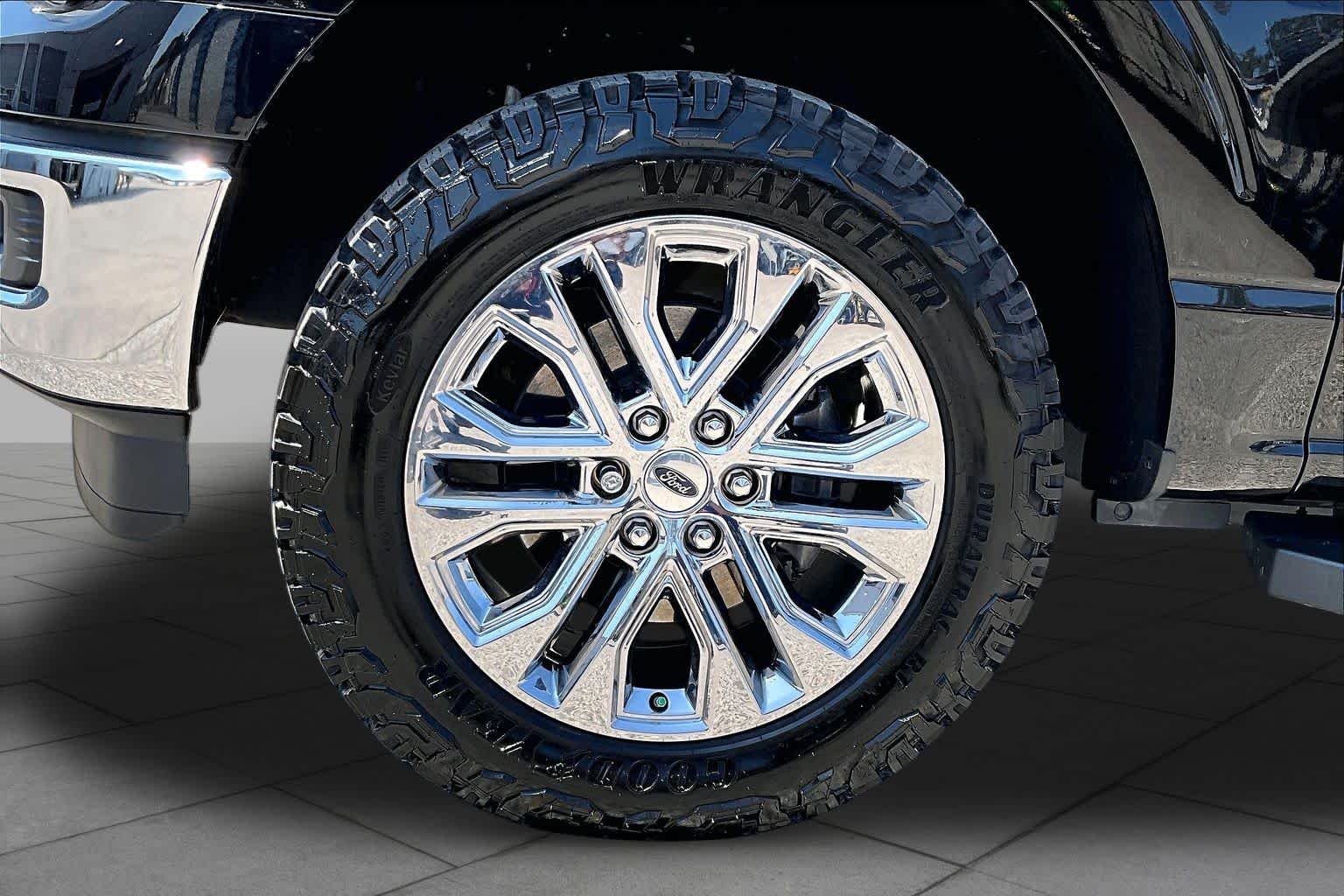 Used 2025 Agate Black Metallic Ford LARIAT image 13