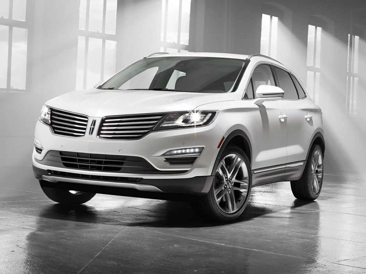 Used 2015 White Lincoln Base image 1