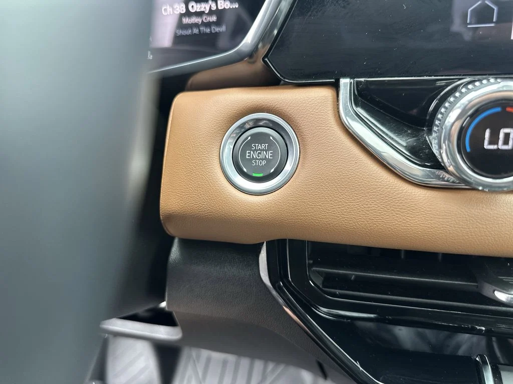 Used 2025 Silver GMC AT4 image 17