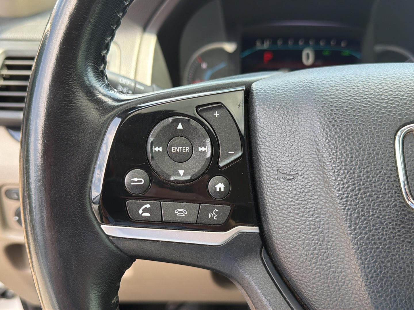 Used 2019 White Diamond Pearl Honda Touring w/Rear Captain