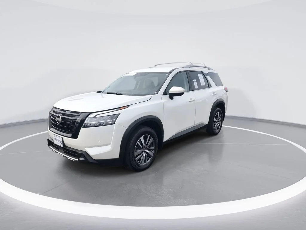 Used 2023 White Nissan SL image 4