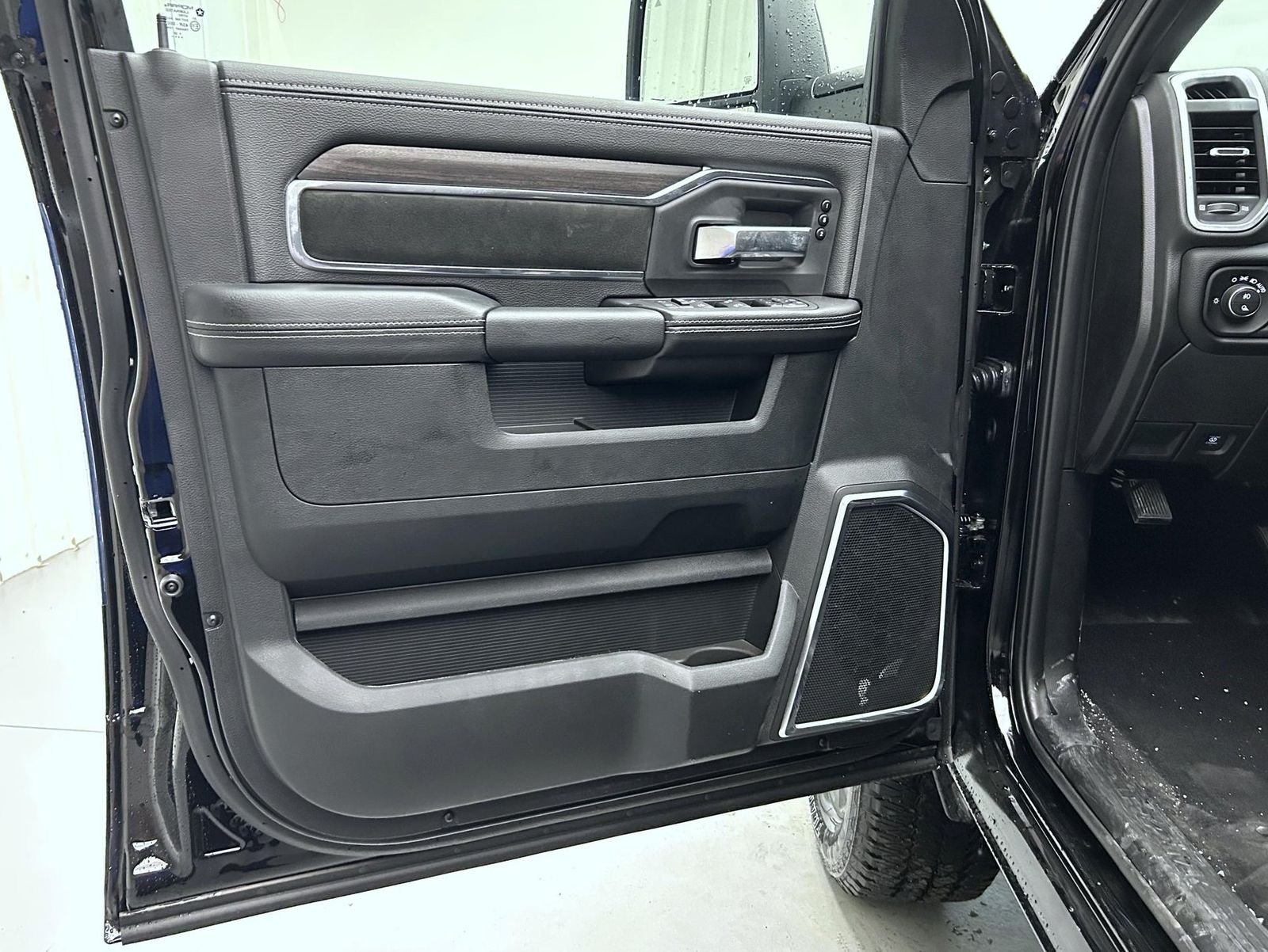 New 2026 Diamond Black Crystal Pearl-Coat Exterior Paint RAM Laramie image 9