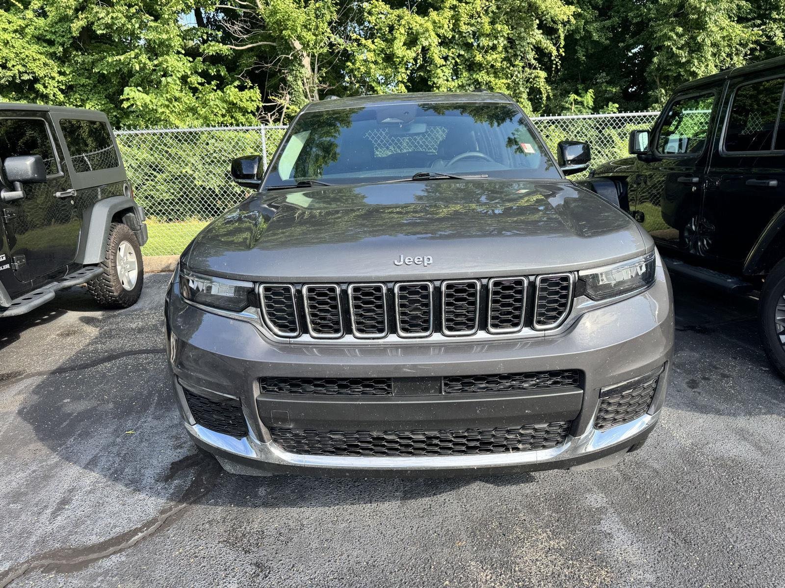 Used 2023 Baltic Gray Metallic Clearcoat Jeep Limited image 2