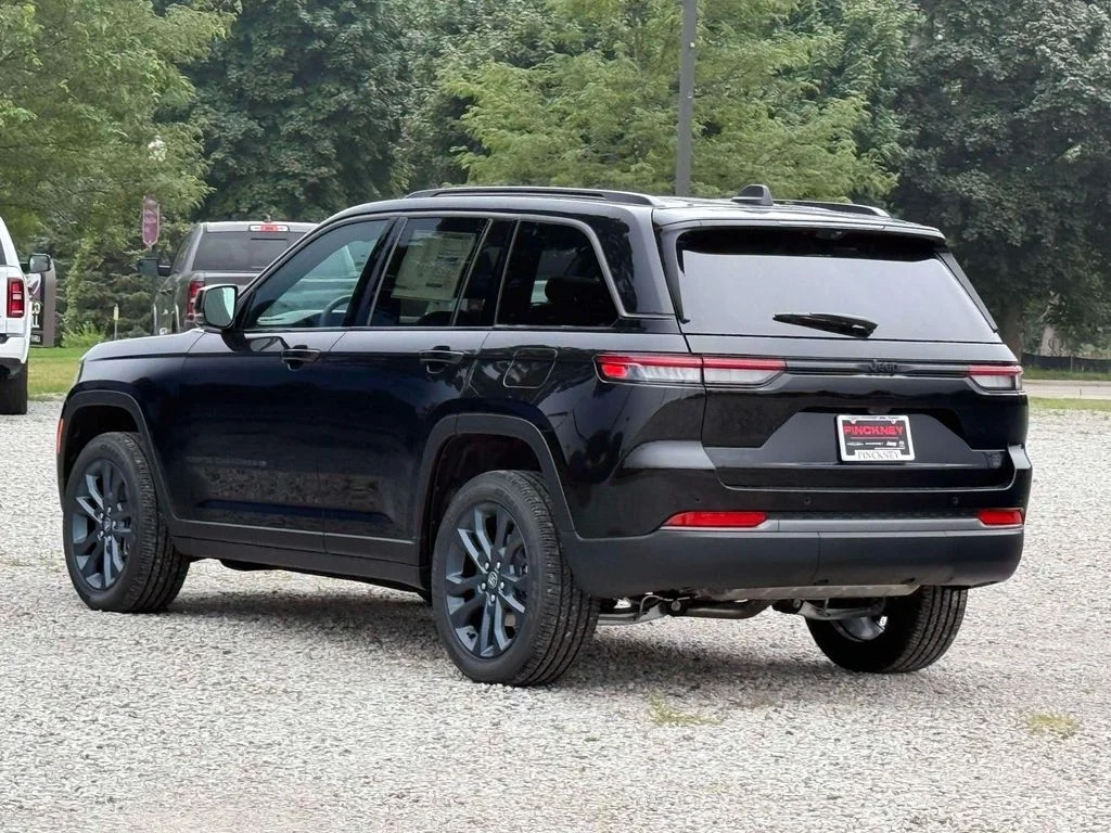 New 2026 Diamond Black Crystal Pearl-Coat Exterior Paint Jeep Limited image 7