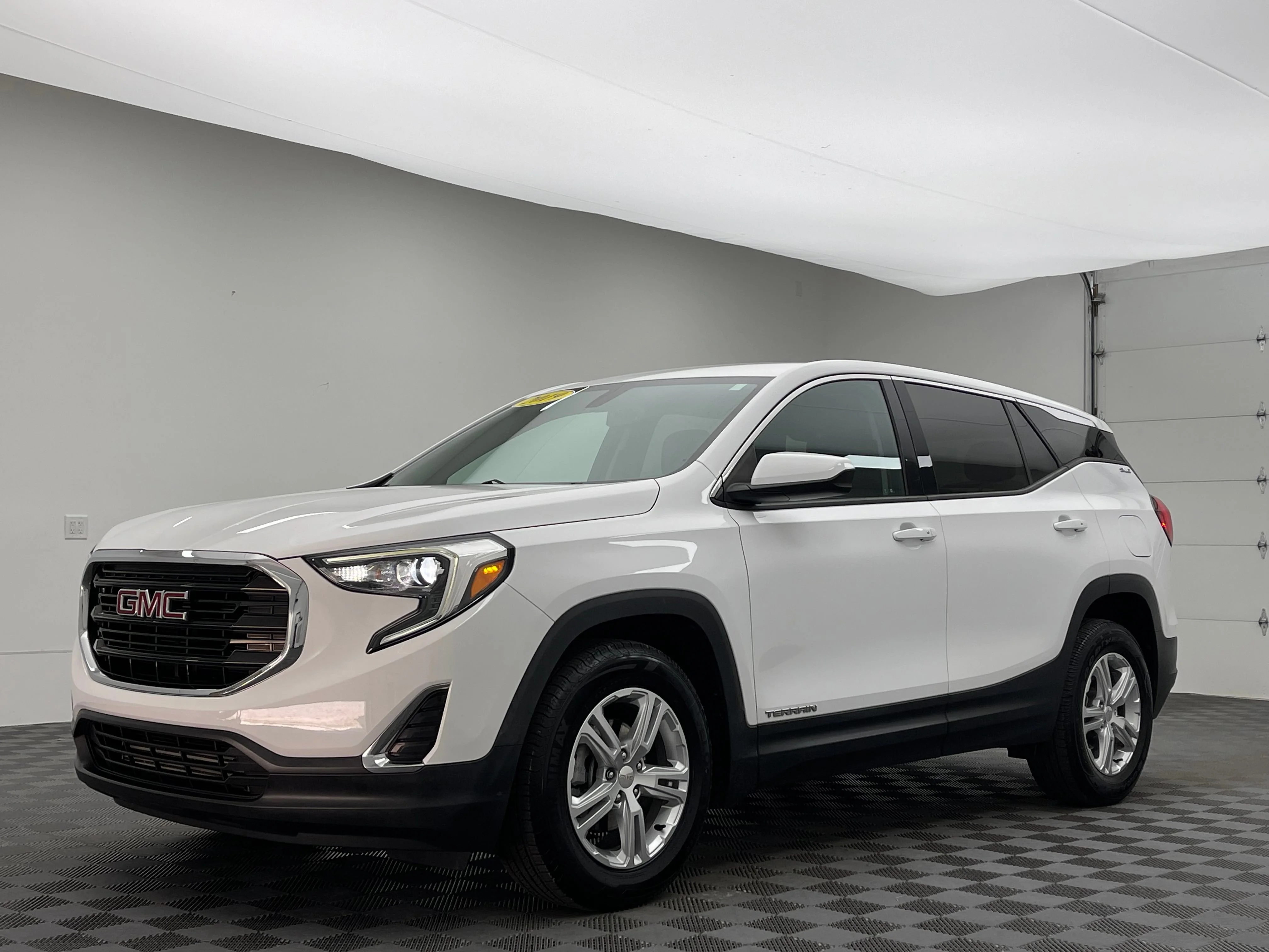Used 2019 SUMMIT WHITE GMC SLE image 2