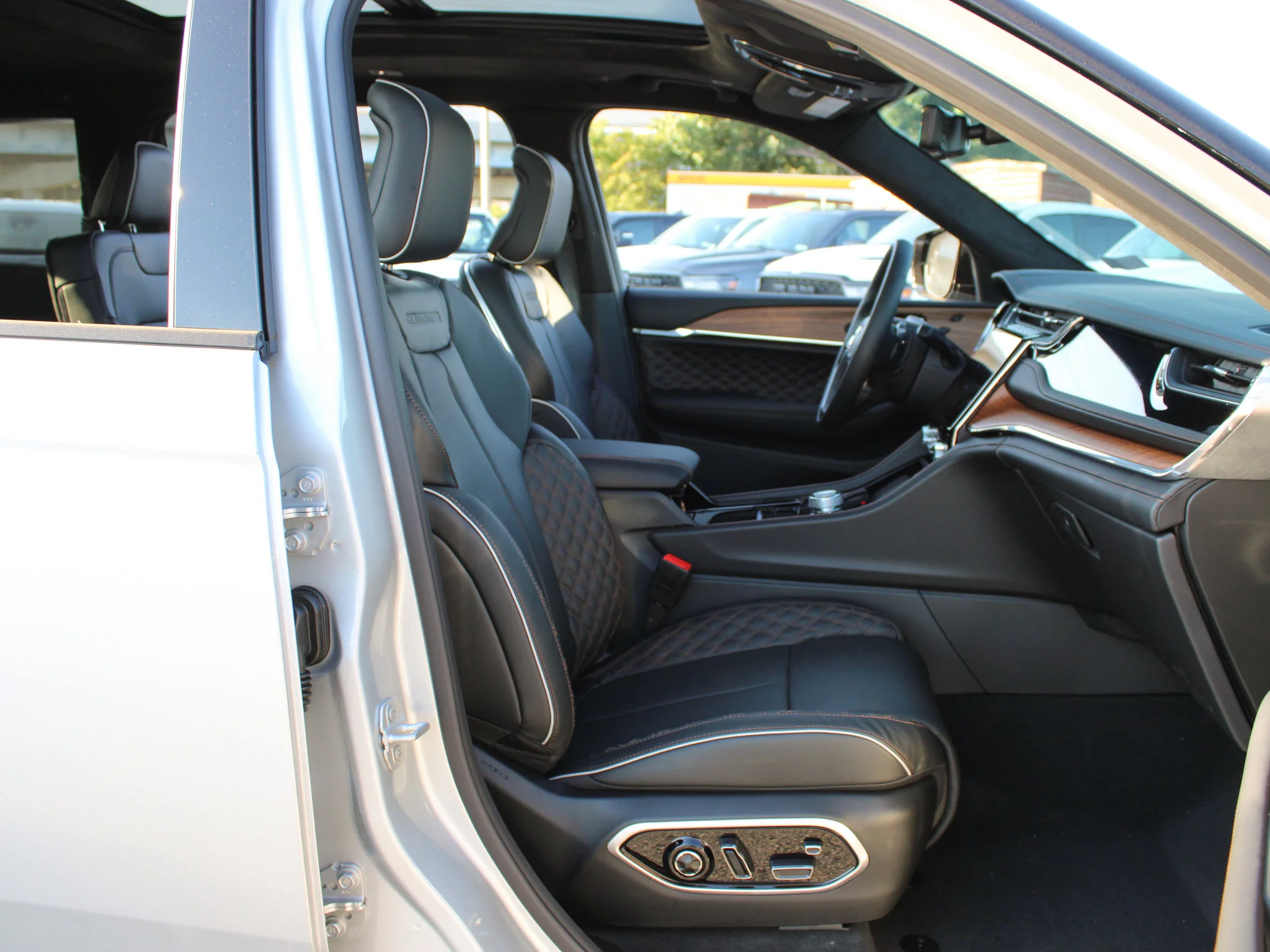Used 2025 Silver Jeep Summit Reserve* 4x4, HUD, Night Vision, Massage Seats image 12