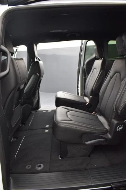 2026 Chrysler Pacifica Select - Photo 10
