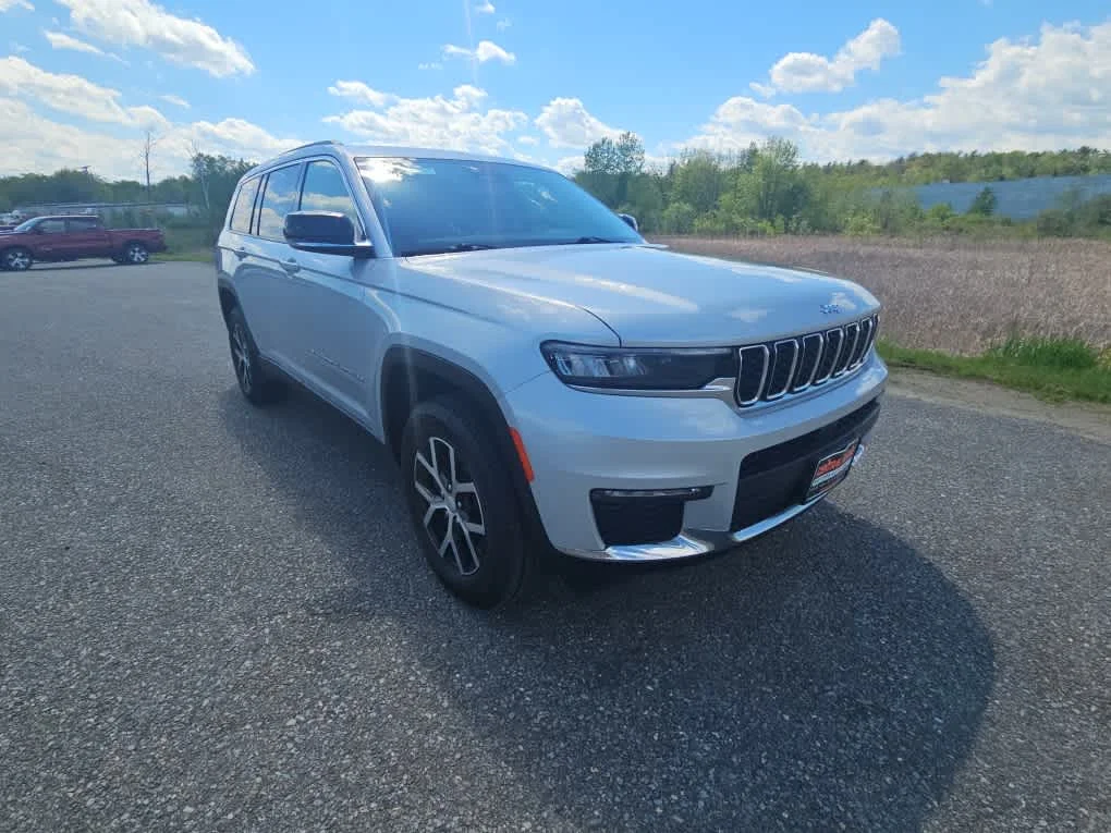 Used 2023 Silver Zynith Jeep Limited image 9
