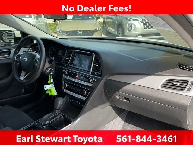 Used 2018 White Hyundai SE image 29