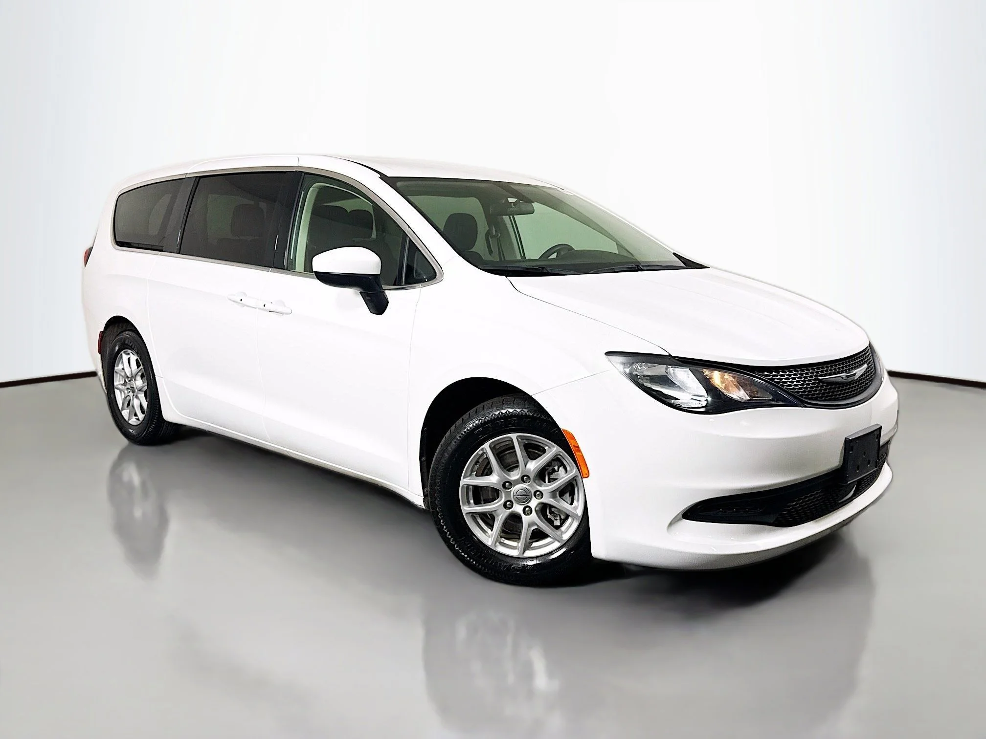 2022 Chrysler Voyager's photo