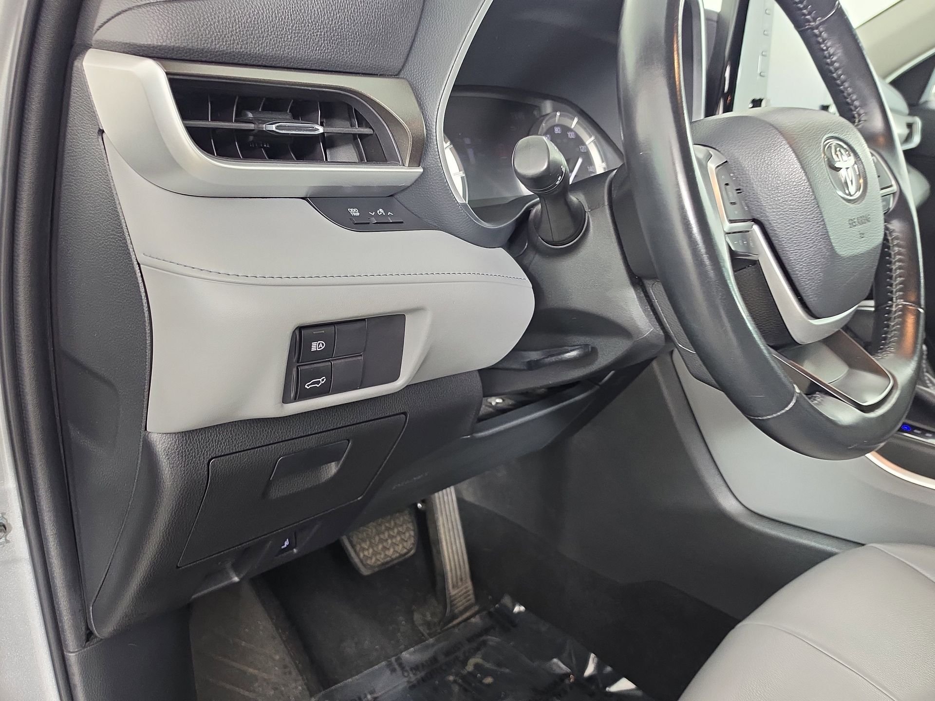 Used 2022 Silver Toyota XLE image 19