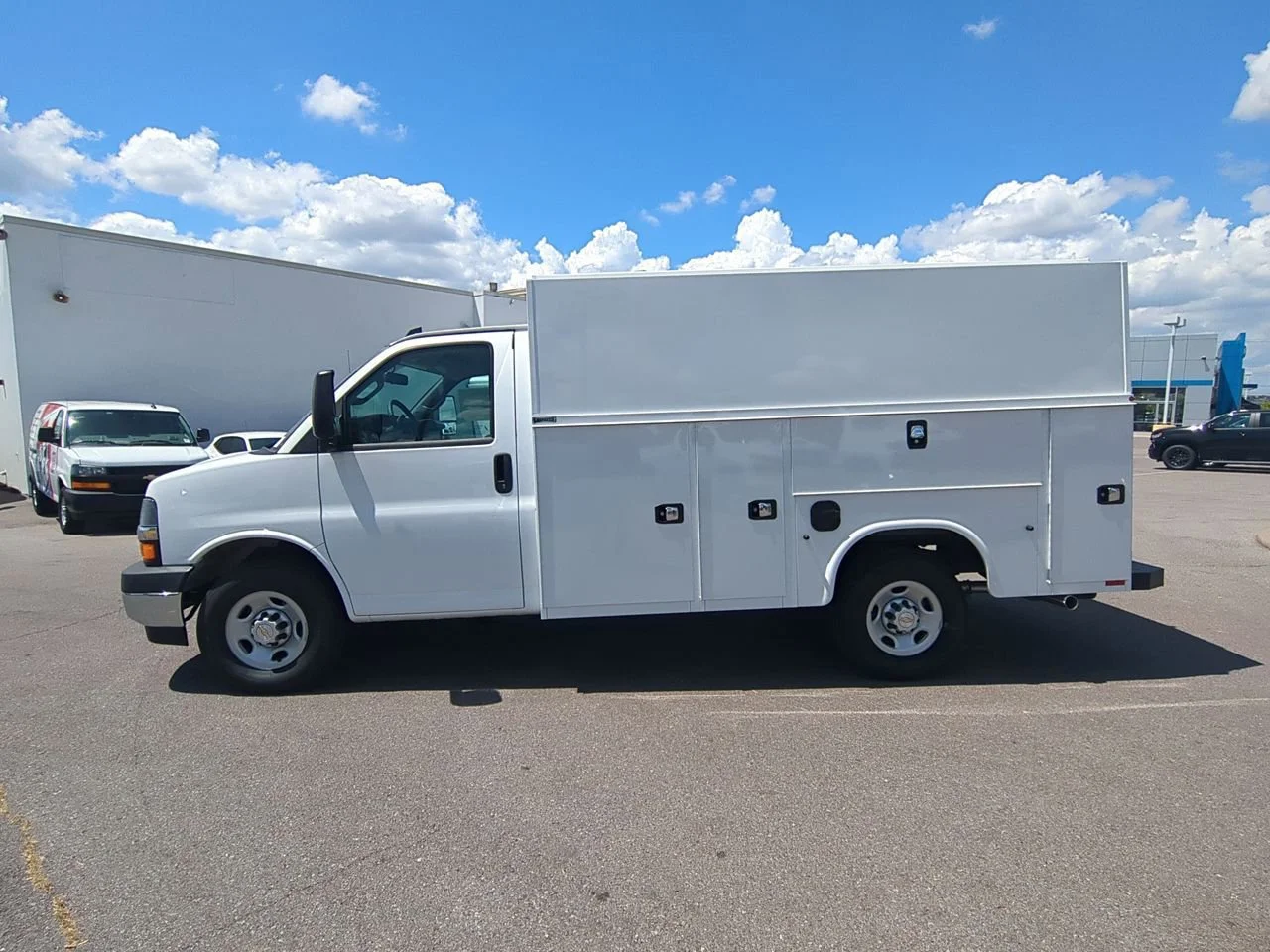 New 2025 Summit White Chevrolet 1WT image 5