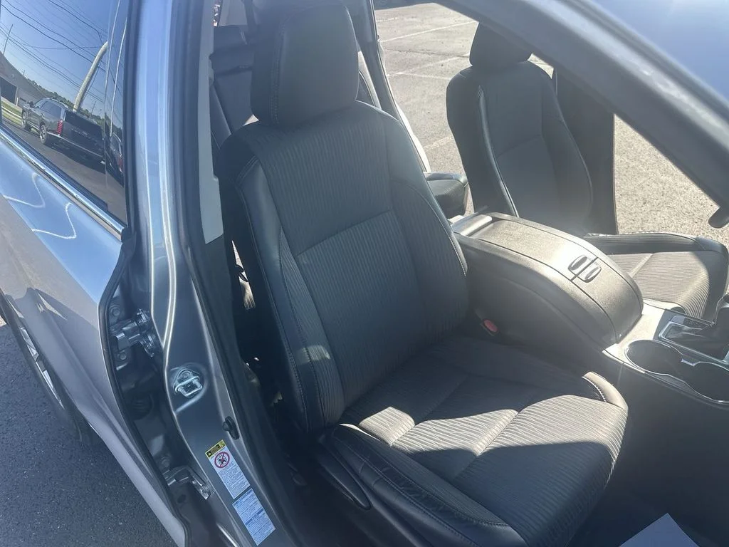 Used 2016 Silver Toyota LE V6 image 31