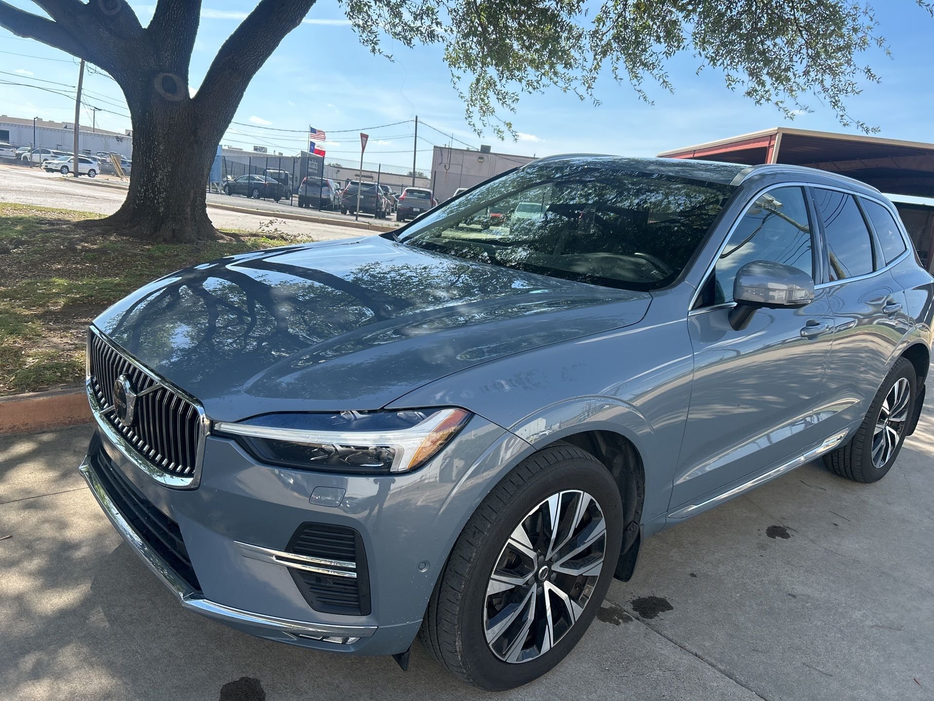 2023 Volvo XC60 B5 Plus Bright Theme AWD's photo