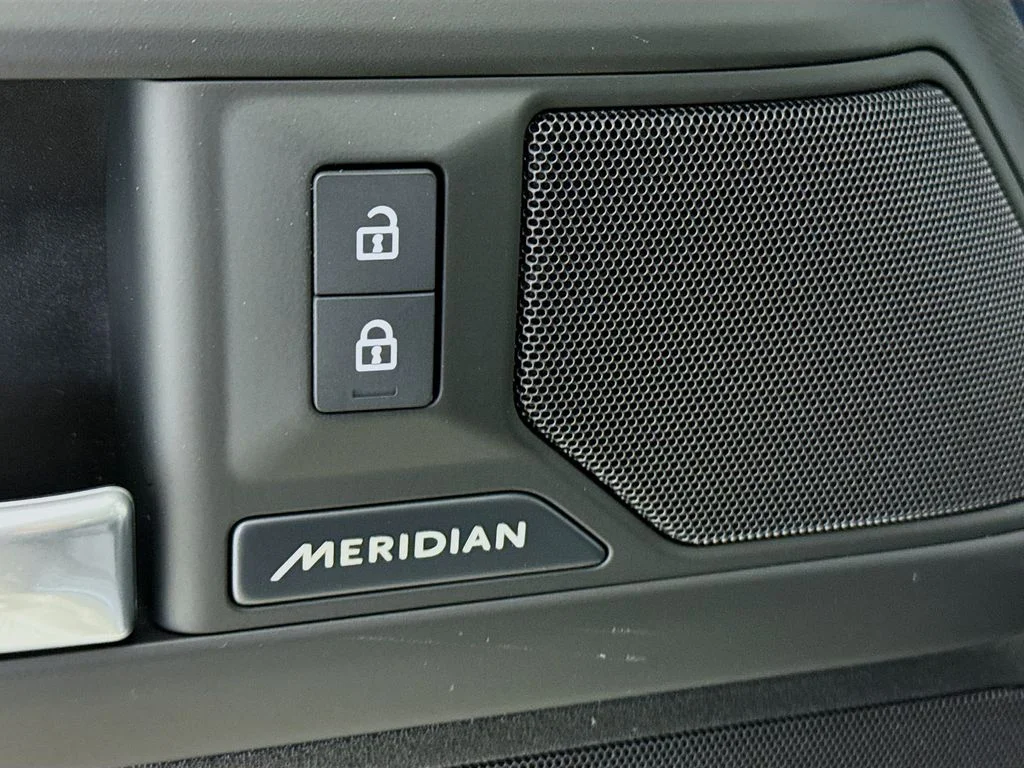New 2026 Tasman Blue Metallic Land Rover S image 20