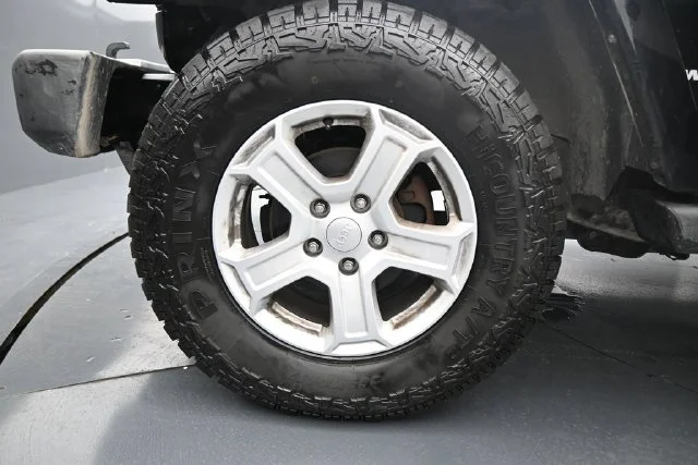 Used 2017 Black Jeep Unlimited Sahara image 22