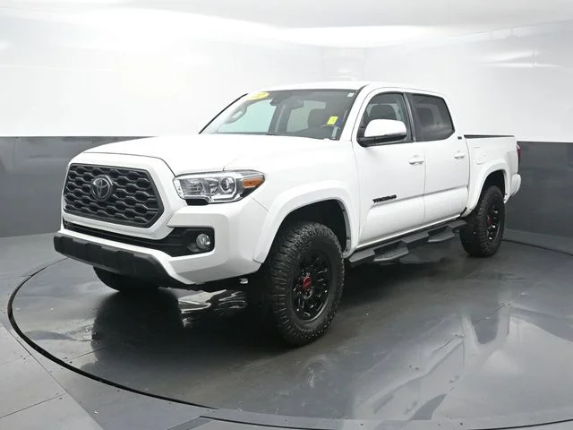 Used 2022 White Toyota SR5 image 3