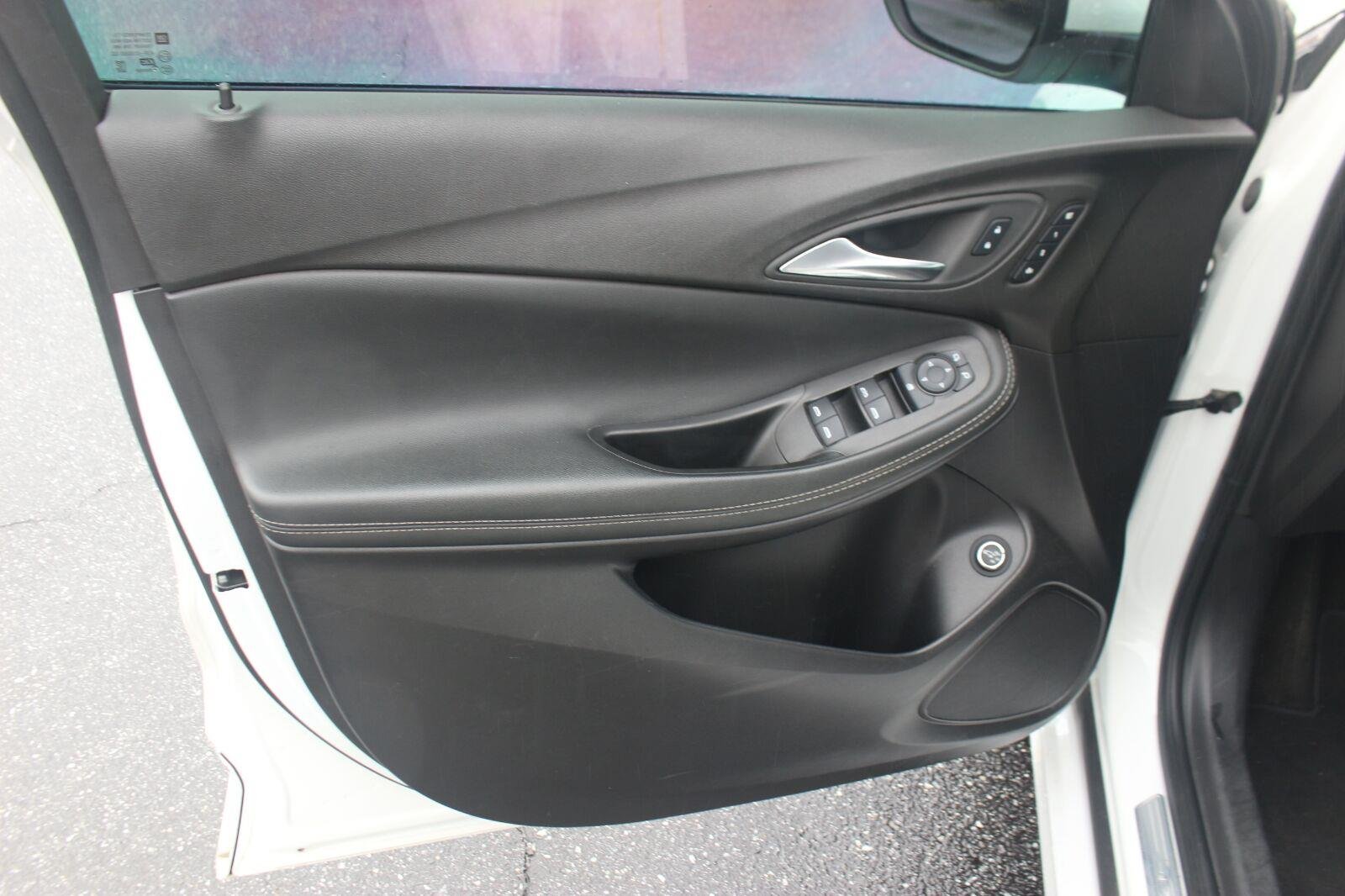 Used 2022 White Frost Tricoat Buick Essence image 12
