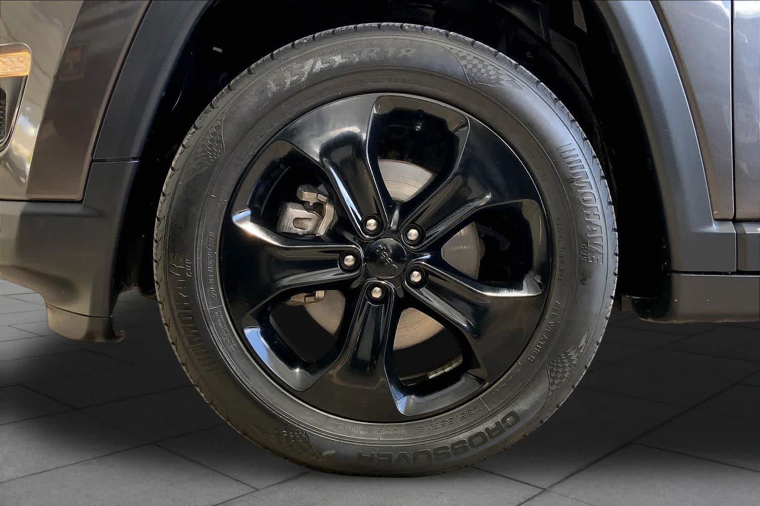 Used 2019 Granite Crystal Metallic Clearcoat Jeep Altitude image 11