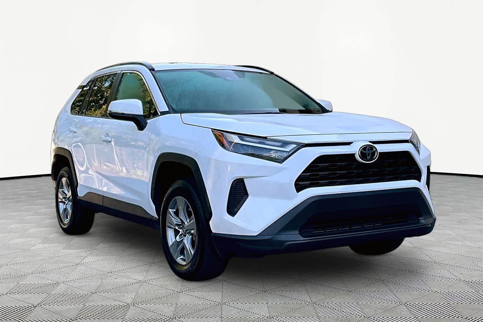 Used 2025 Ice Cap Toyota XLE image 3
