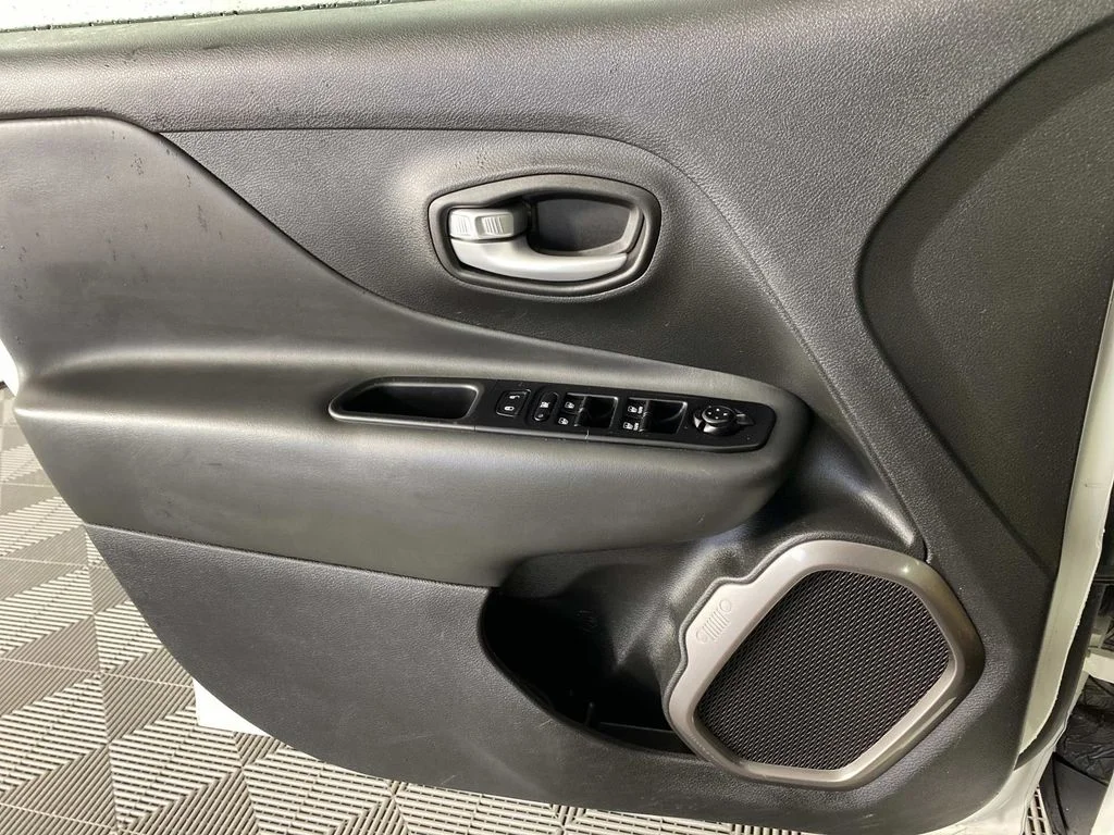 Used 2023 White Jeep Latitude image 23