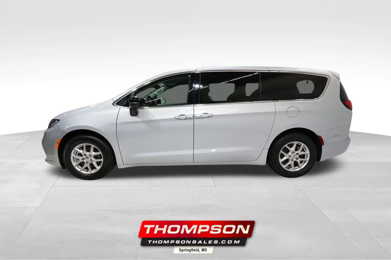 2024 Chrysler Pacifica Touring L's photo