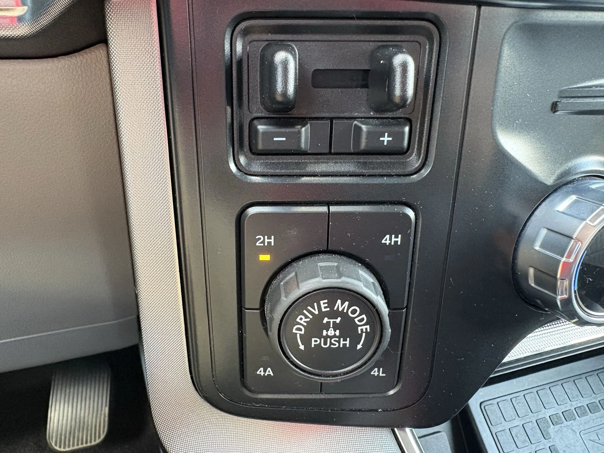 Used 2022 Silver Metallic Ford Limited image 8